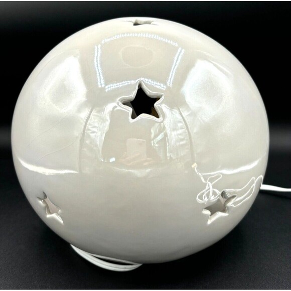 Appletree Design Holy Family Nativity Lighted Globe 7-1/4-Inch Tall w/Cord 2005 - Picture 4 of 16